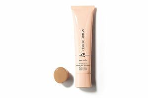 Find perfect skin tone shades online matching to 5.5 - Medium with a Neutral Undertone, Neo Nude Foundation by Giorgio Armani Beauty.