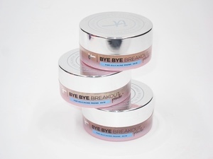 Find perfect skin tone shades online matching to Light Medium, Bye Bye Breakout Powder by IT Cosmetics.